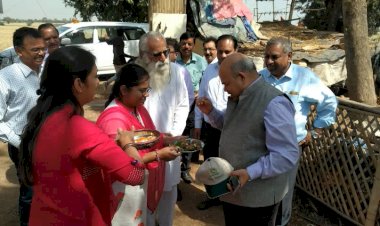 कृषि सचिव श्री पटनायक जी अमृत कृषि देखने आये