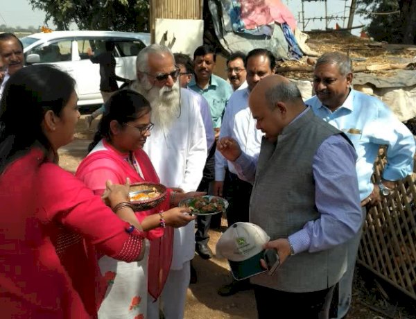 कृषि सचिव श्री पटनायक जी अमृत कृषि देखने आये